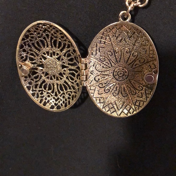 NWT Chico’s Locket Pendent Necklace - Picture 7 of 7